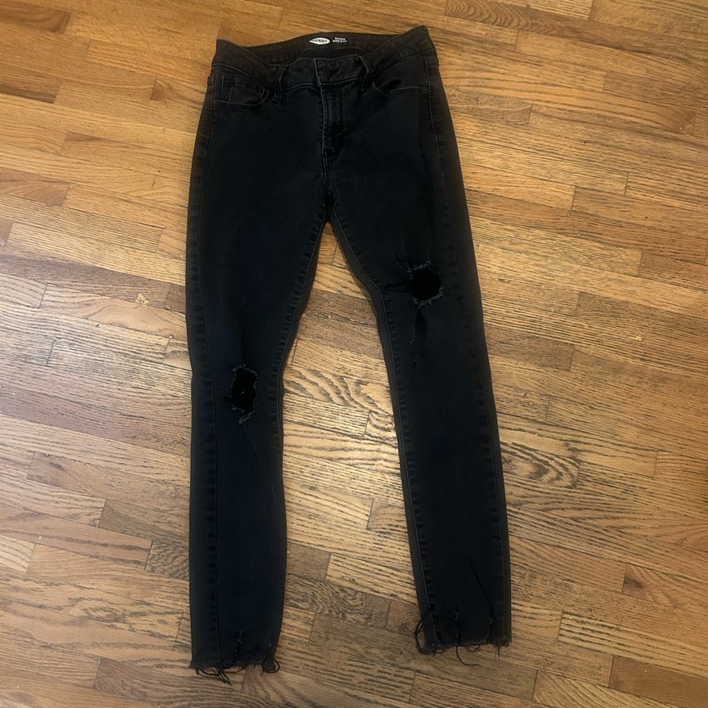 Black distressed skinny jeans